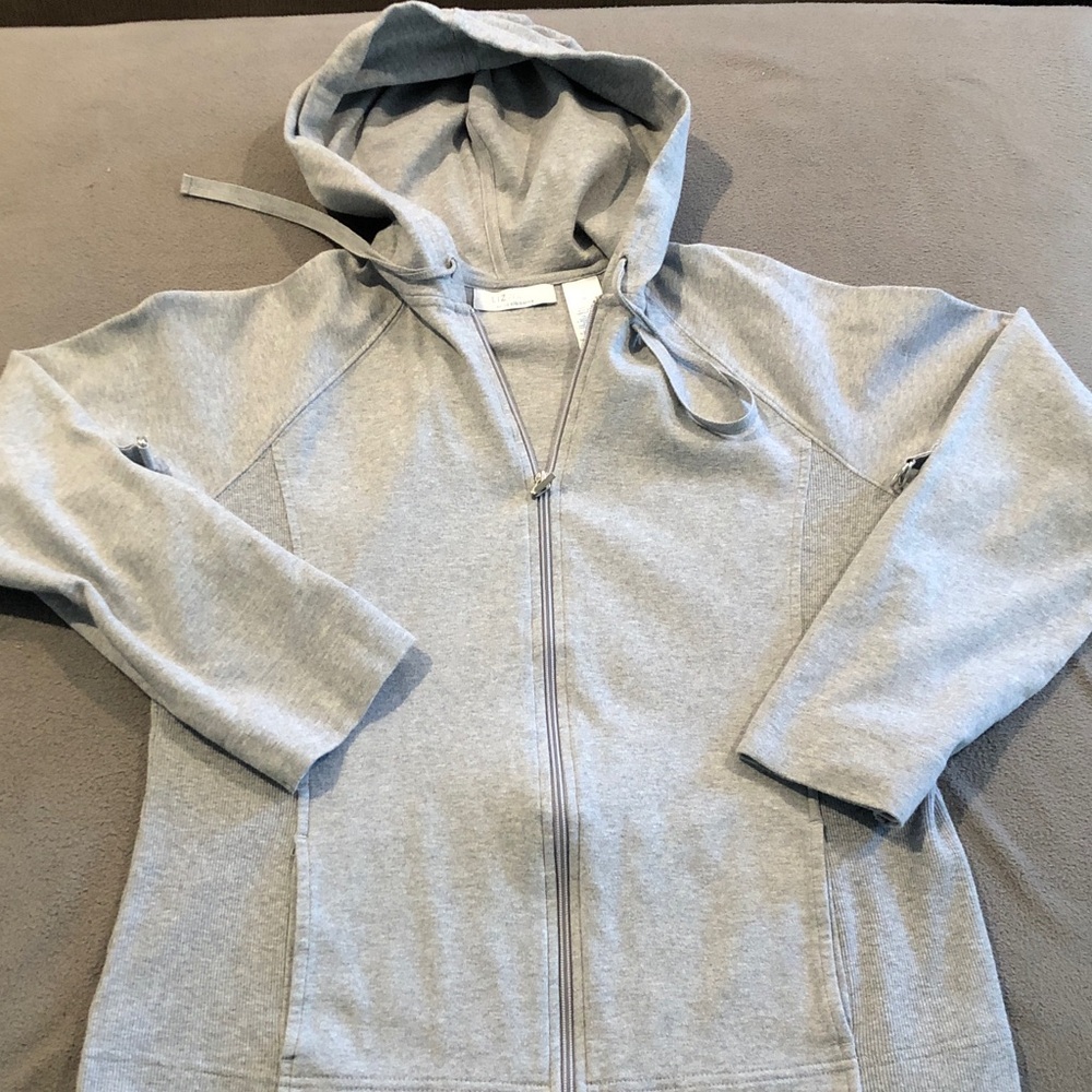 Women’s Heather Gray Zip Up Hoodie Sweater SZ Medium w Roll up sleeves Claiborne